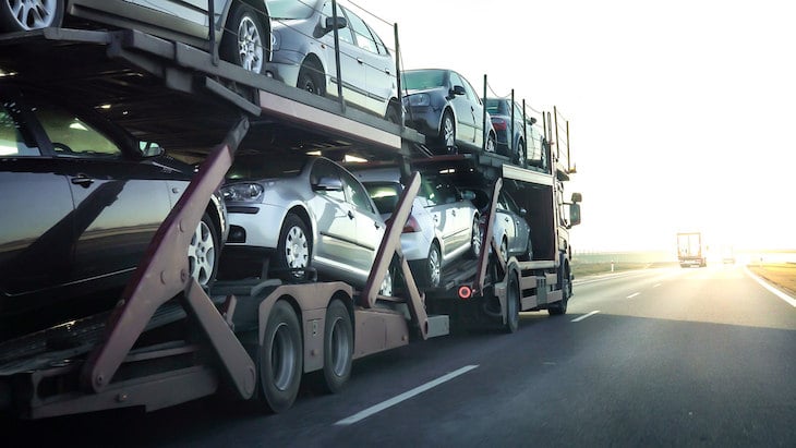 Hur man transporterar bilar mellan återförsäljare