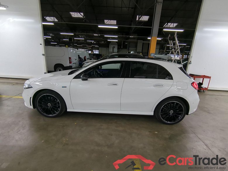 Mercedes A 250 e AMG Line 8G-DCT MERCEDES-BENZ Classe A Compact / 2018 / 5P / Berline A 250 e AMG Line 8G-DCT #3
