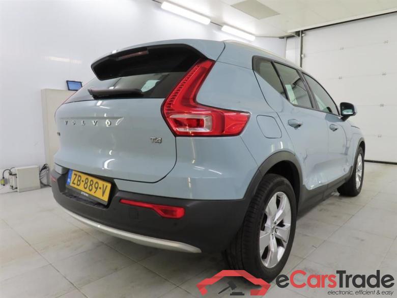VOLVO XC40 2.0 T4 Momentum #2