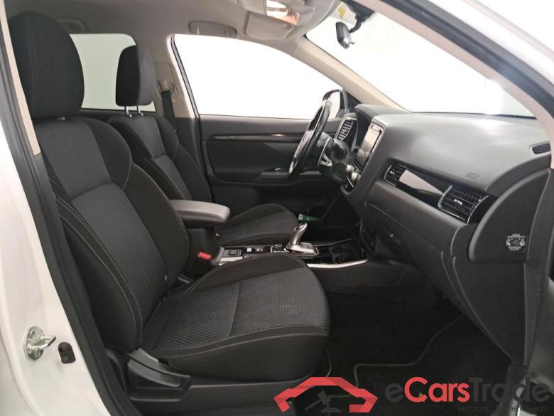 Mitsubishi Outlander '15 Mitsubishi Outlander PHEV Pure 5d #3