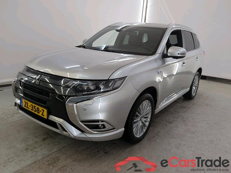Mitsubishi Outlander '15 Mitsubishi Outlander PHEV Instyle 5d