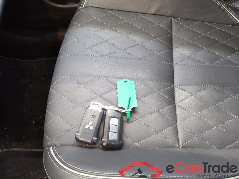 Mitsubishi Outlander '15 Mitsubishi Outlander PHEV Instyle 5d #4