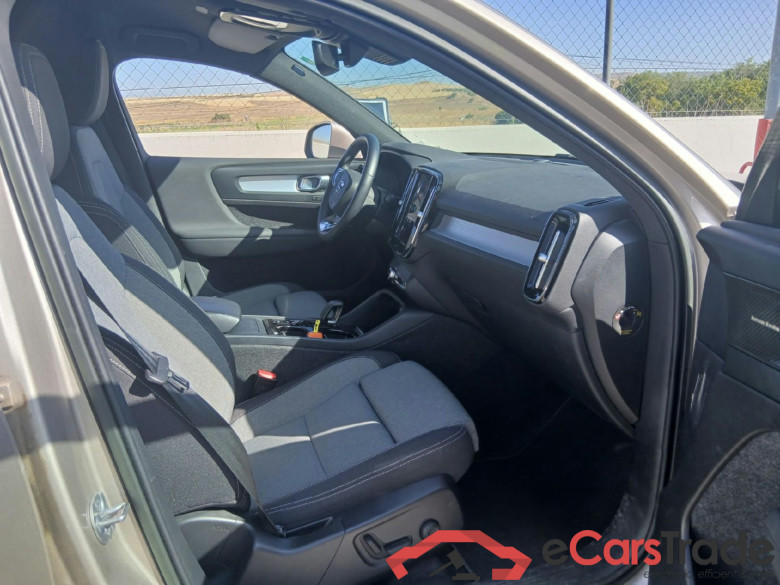 VOLVO XC40 / 2021 / 5P / todoterreno 2.0 B3 G Plus Bright Auto #6