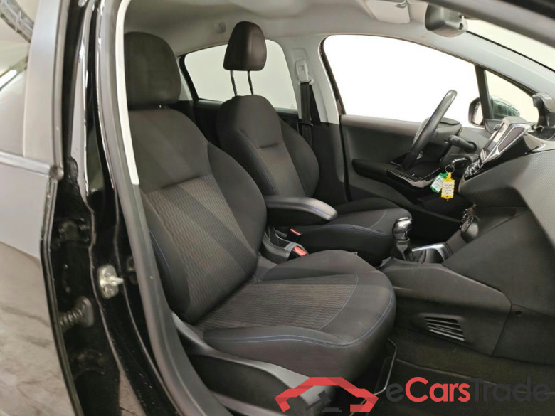 Peugeot 208 Signature 1.2 PureTech 82 5d #3